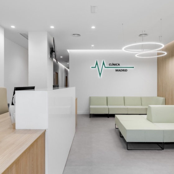 Entrée et salle d'attente d'une clinique madrilène éclairées par Tromilux